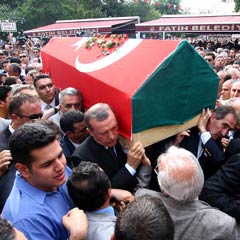 Naaşını Erdoğan ve Günay taşıdı