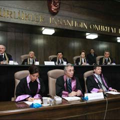 Toplumun gerisinde kalan mahkeme