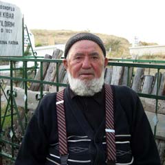 Ölümü hatırlamak için mezarda yaşıyor