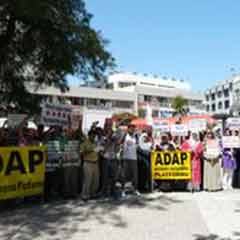 Başörtüsü yasağı Akdeniz'de de protesto edildi