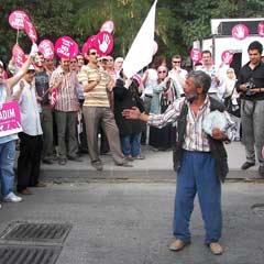 Darbelere karşı darbuka çaldı