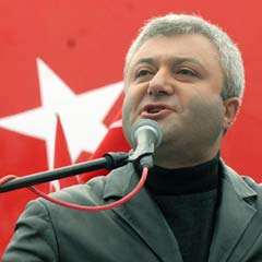 Tuncay Özkan'a şok karşılama