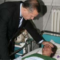 Erdoğan, tedavi gören yaralıları ziyaret etti
