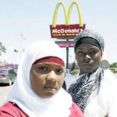 McDonald's başörtülüleri kovdu!