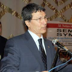 Halaçoğlu, Türkiye’deki Kiliselerin Durumu Sordu