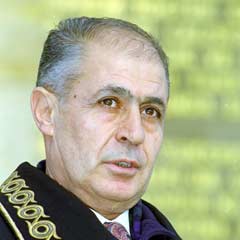 Kapatma davasında 'Sezer gölgesi'