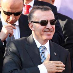 'Başbakan Erdoğan' arabadan indirtti