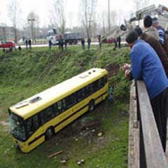 Otobüs dereye uçtu: 16 ölü