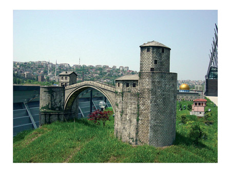 Tarihi Mostar Köprüsü'nden atlama yarışı düzenlendi