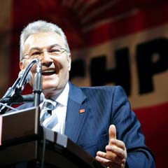 Medyası da yalan üzerine kurulu