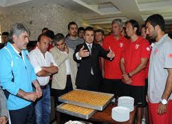 Bakan Kılıç'tan sporculara baklavalı destek