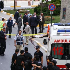 ABD Konsolosluğu yakınında polise saldırı