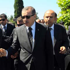 Özal ve Menderes'in kabrinde dua etti
