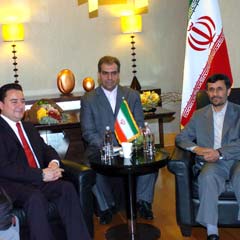 Babacan, Ahmedinejad'la görüştü