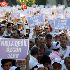 Binlerce kişi darbecilere seslendi