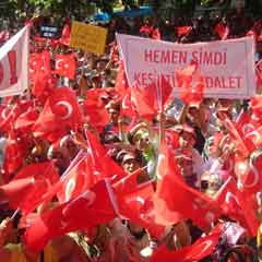 Tehlikeyi fark edenler meydanlarda