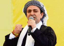 Bak sen şu küstaha!