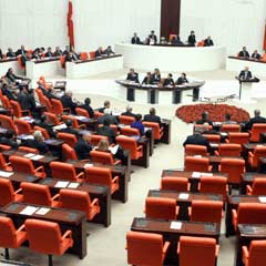 Milletvekilleri formaları giyip maçı beklemeye başladılar