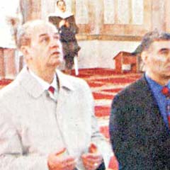 Kipa'da 'cesur ol', örtüde 'endişeleri gider'