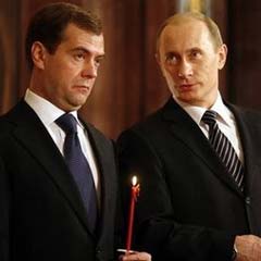 Putin'in reytingi Medvedev'den hala yüksek