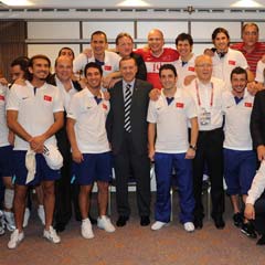 Soyunma odasına kadar indi