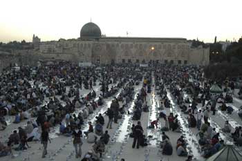 Katil İsrail’e inat Mescid-i Aksa’da iftar