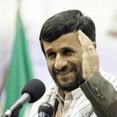 Kovulunca Ahmedinejad'ı topa tuttu