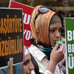 Yasağa düdüklü protesto