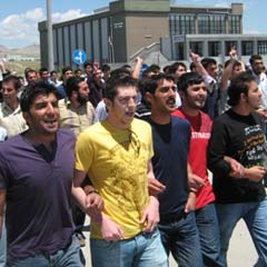 Başörtüsü direnişçilerine gece yarısı operasyonu