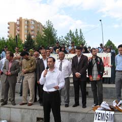 Mahkeme önünde mizansenli protesto