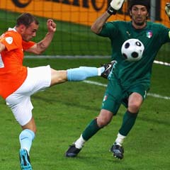 Turuncular ezdi geçti