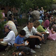 Öğrenciler sıralarda, aileleri dışarıda ter döktü