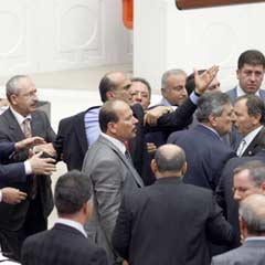 'Sıralara vurmayın aletler bozuluyor'