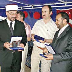 Müslüman'a baskı her yerde