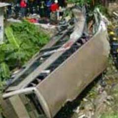 Bolivya'da otobüs uçuruma yuvarlandı: 17 ölü