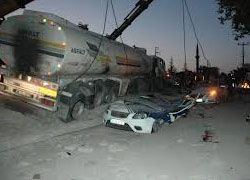 Asfalt yüklü tanker iki otomobili tost gibi ezdi