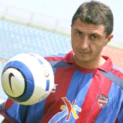 Şota futbolu bırakıyor