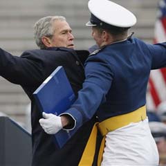 Bush, şekilden şekle girdi