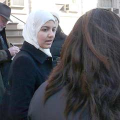 'Kızım bari milletin içinde başını aç'