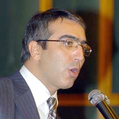 Mumcu hem oraya hem buraya