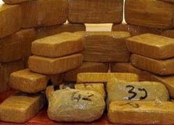 polis amirinin üzerinde 16 kg uyuşturucu çıktı
