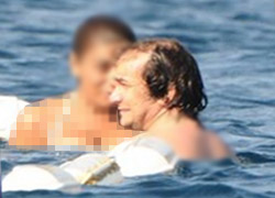 AK Partili vekil manken ile denizde
