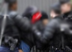 Fransa'da başörtülü kadına müdahale eden polis darp edildi