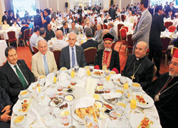 Farklı kesimler Gazeteciler ve Yazarlar Vakfı'nın iftarında buluştu