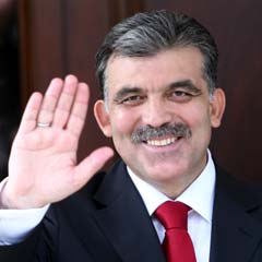 Gül, Bursa'da güllerle karşılandı
