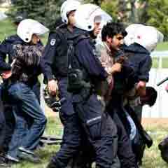 13 öğrenci gözaltına alındı