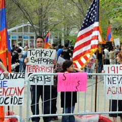 Ermeniler New York'ta miting düzenledi