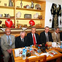 Baykal'dan muhtarlara yemek