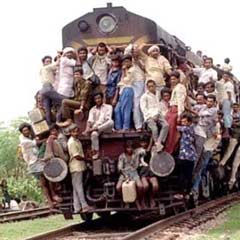 Her yıl binlerce kişi tren raylarında ölüyor