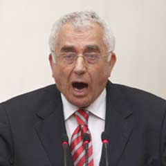 Hukuka saygı isteyene bak!